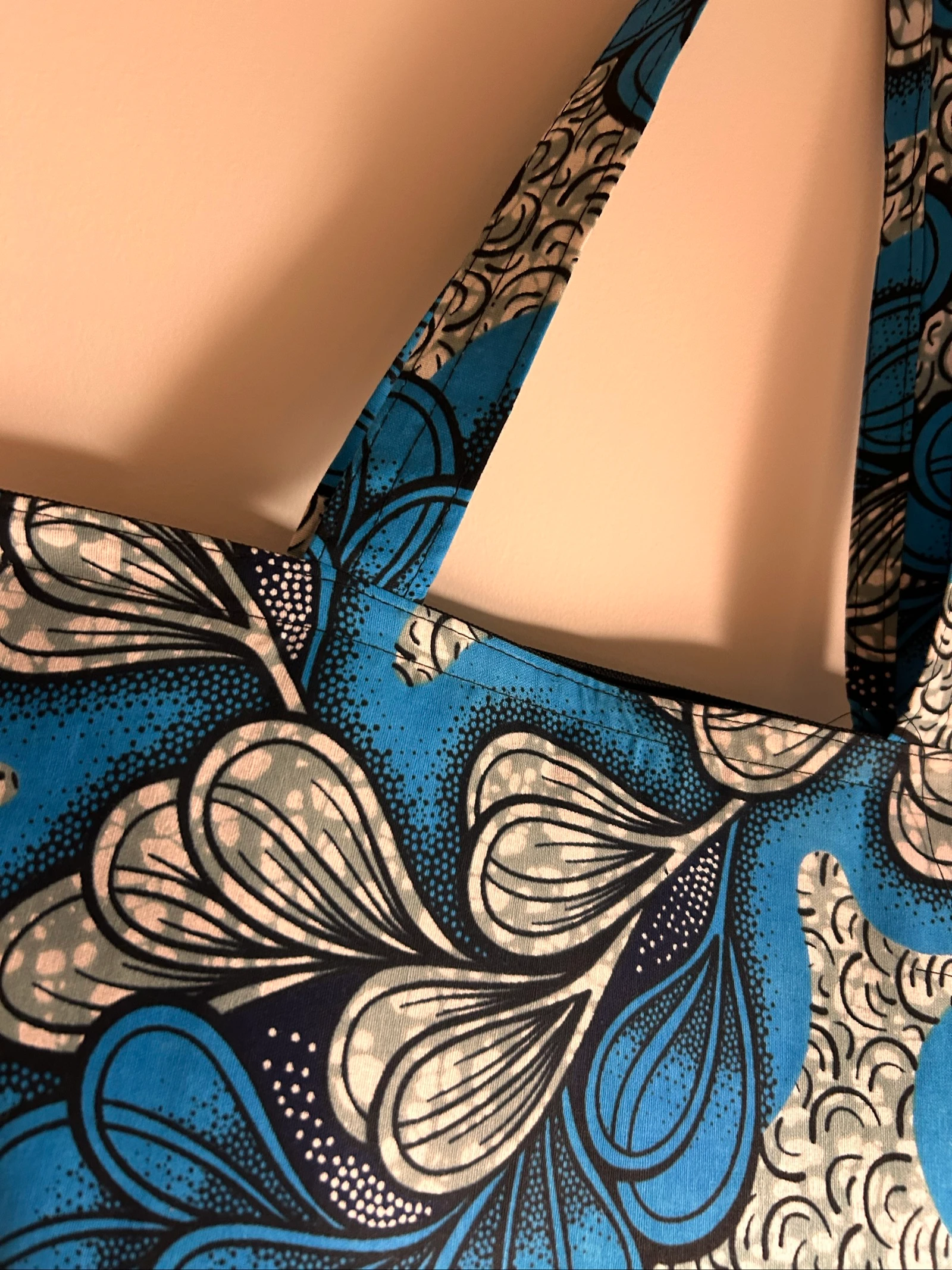 Blauwe en zwarte wax stof shoppingtas – Handgemaakte draagtas – Unieke dames tas – Afrikaanse tas – photo 2